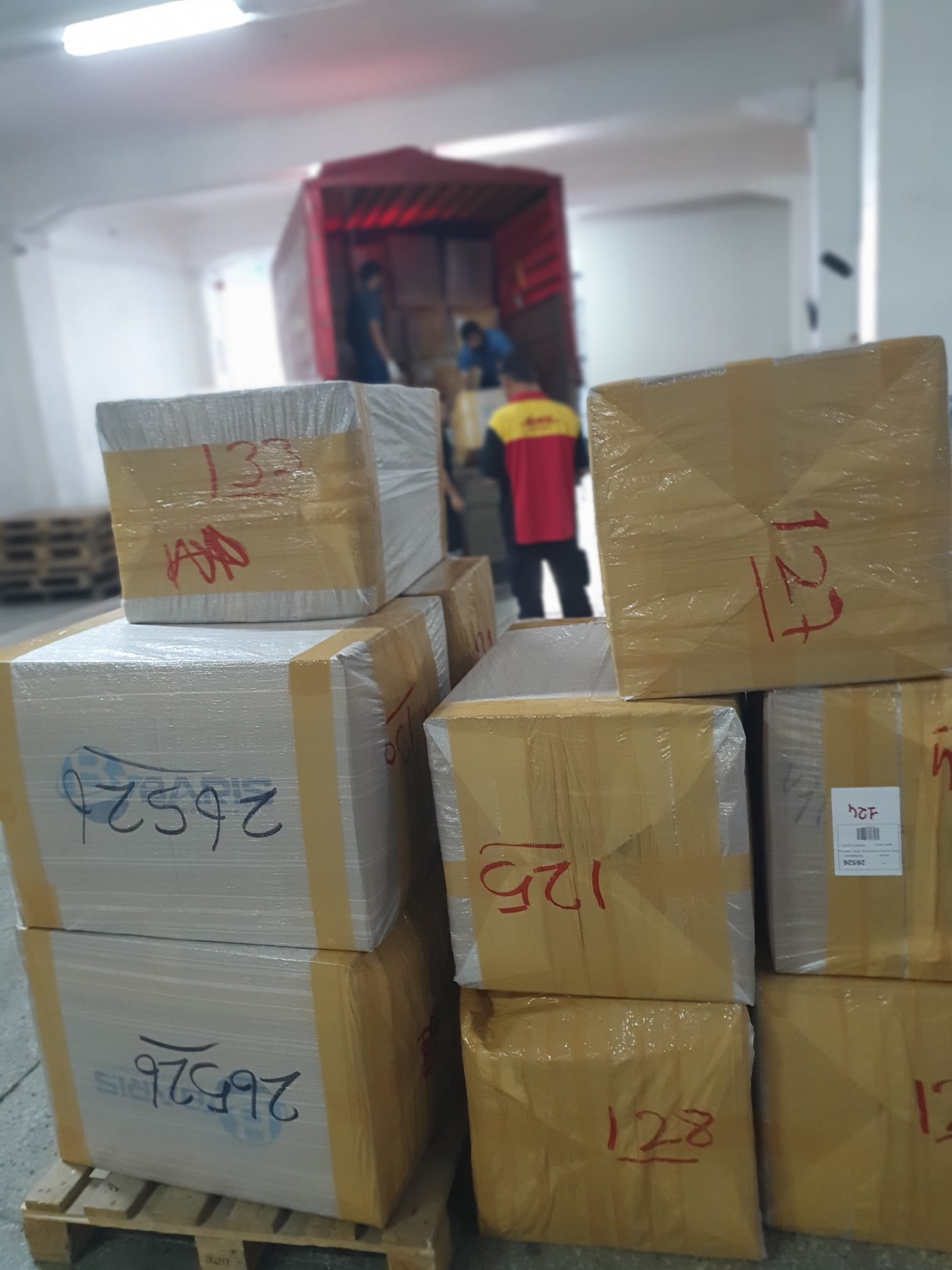 Barış Cargo Logistics deposunda Almanya'ya gönderilecek TIR'ın hafta sonu yükleme operasyonu.